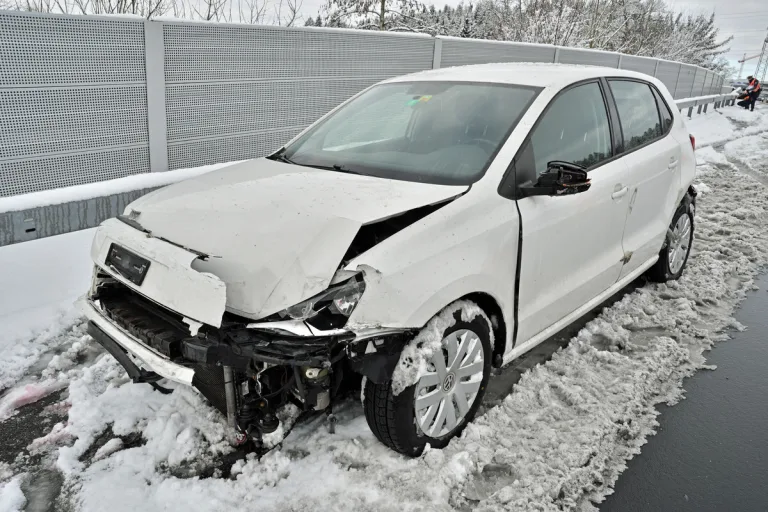 A2 Rothenburg LU – Auto schleudert bei Unfall in Leitplanke