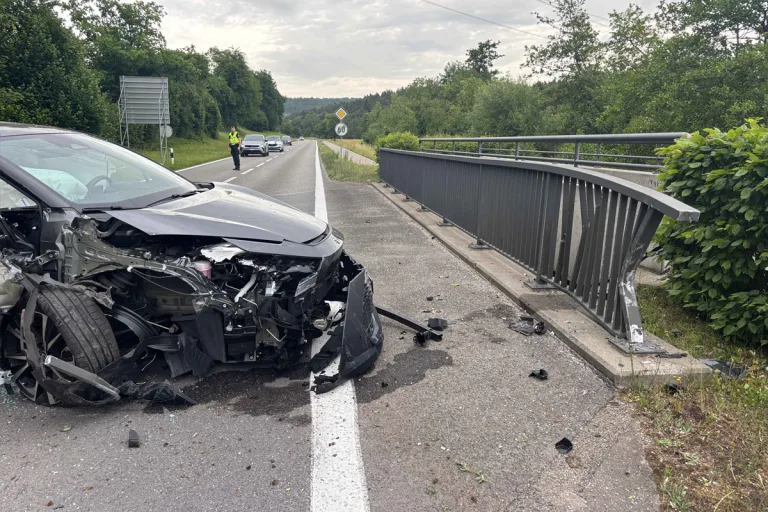 Ehrendingen AG – Autofahrer verursacht Unfall wegen Sekundenschlaf