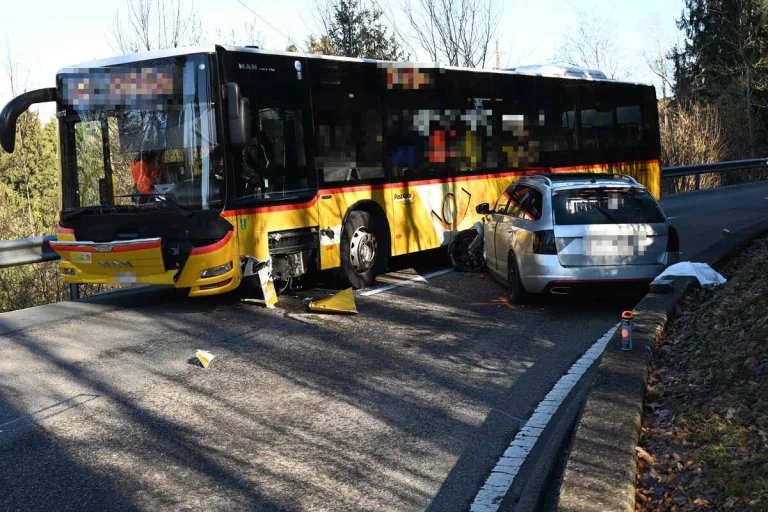 Untereggen SG - Seitlicher Zusammenprall zwischen Auto und Postauto