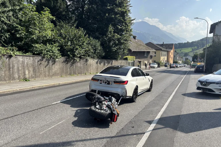 Mitlödi GL – Töfffahrer prallt bei Unfall in Heck von Auto