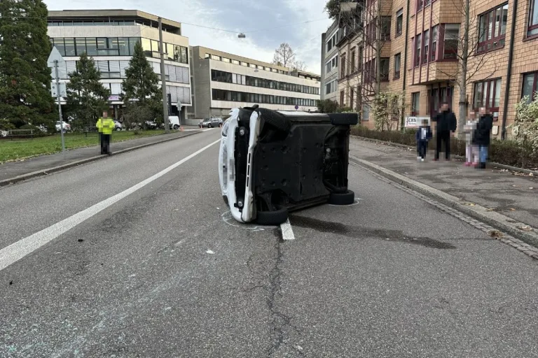 Basel - Spektakulärer Selbstunfall in Basel