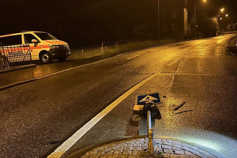Arth SZ - Blauer Mercedes nach Unfall gesucht 