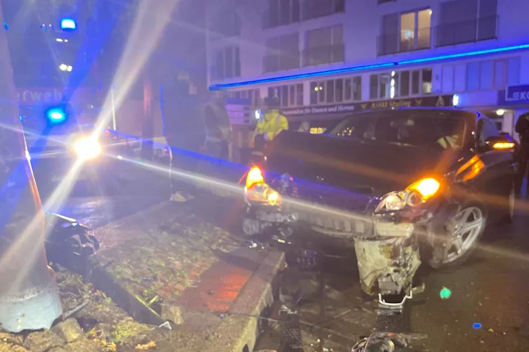 Gelsenkirchen NW – Mercedes verursacht Unfall durch überhöhte Geschwindigkeit
