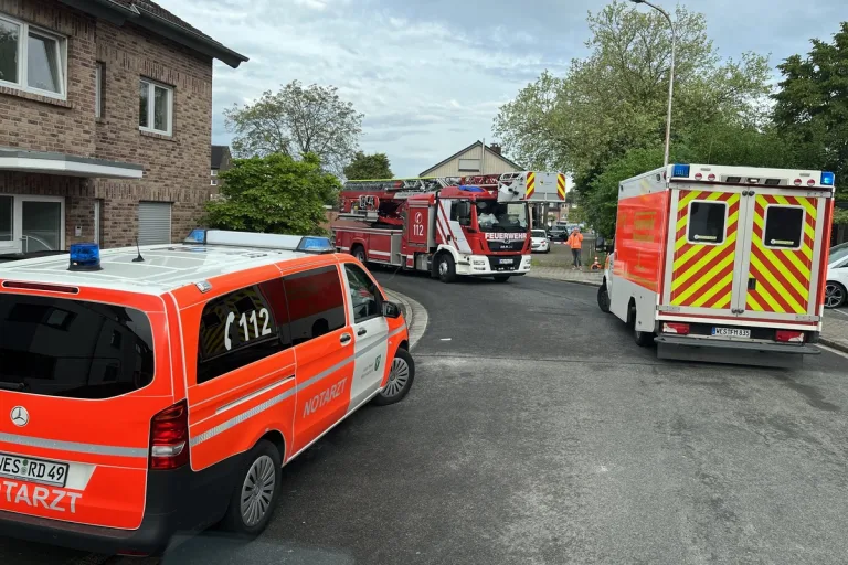 Moers - Arbeiter stürzt vier Meter tief in einen Gully-Schacht