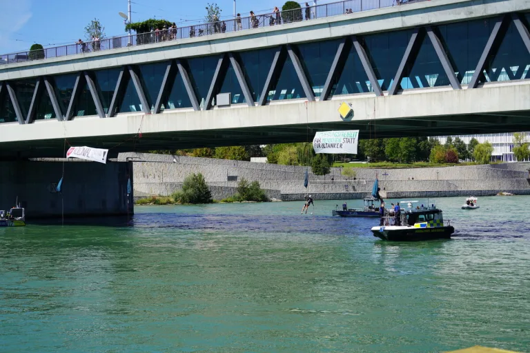 Basel - Klimaaktivisten stoppen den Schiffsverkehr 