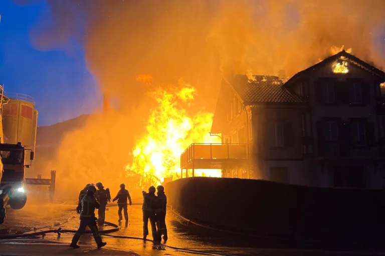 Alpnach OW - Grossbrand wahrscheinlich unbeabsichtigt durch Drittperson verursacht!