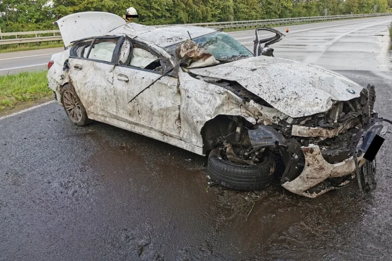 Schwanewede/BAB27 NI - Bei Unfall mehrmals überschlagen 