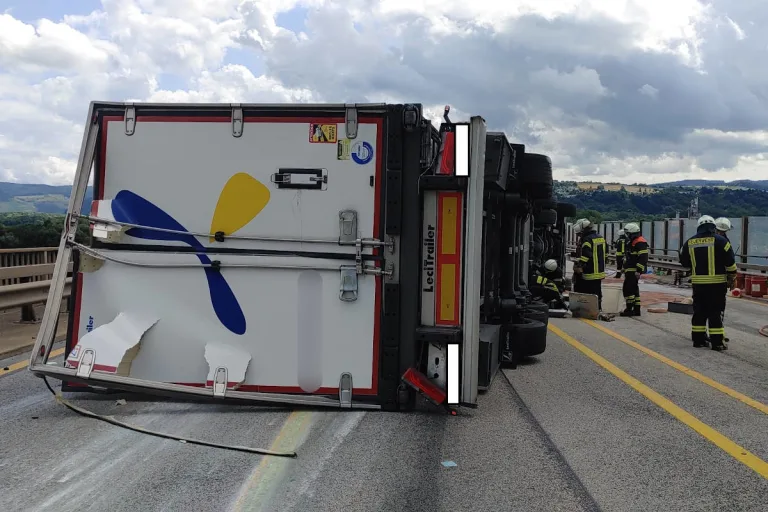 A46a Trier – LKW kippt um und blockiert alle Fahrspuren
