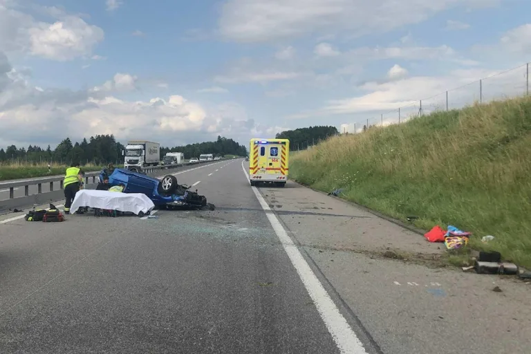 A12 Châtel-St-Denis FR – Am Steuer eingenickt und in zwei Fahrzeuge gerast