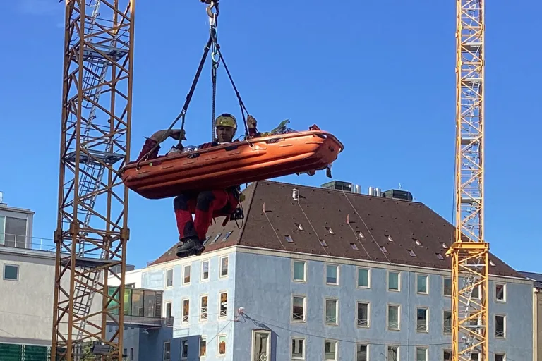 München BY – Bauarbeiter stürzt drei Meter tief in Schacht