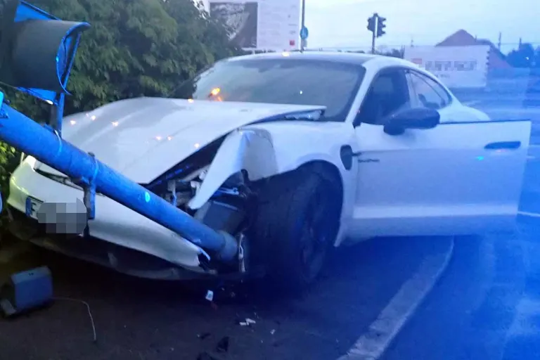 Offenbach - 16-Jähriger mit geklautem Porsche Taycan Turbo S verunglückt