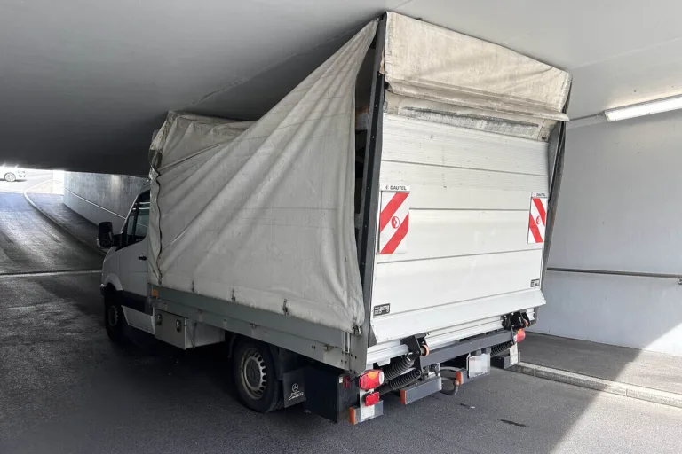 Seewen SZ - Lieferwagen bleibt in Unterführung stecken