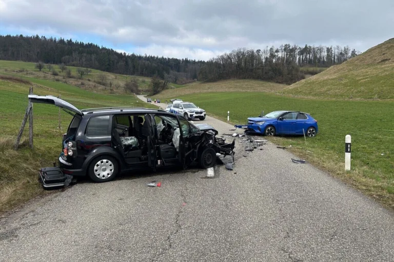 Elfingen AG – Heftige Frontalkollision zwischen zwei Autos 