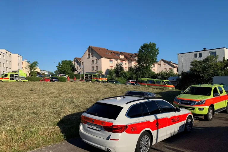 50 Personen wegen einem Brand in einer Tiefgarage in Steinmaur ZH evakuiert