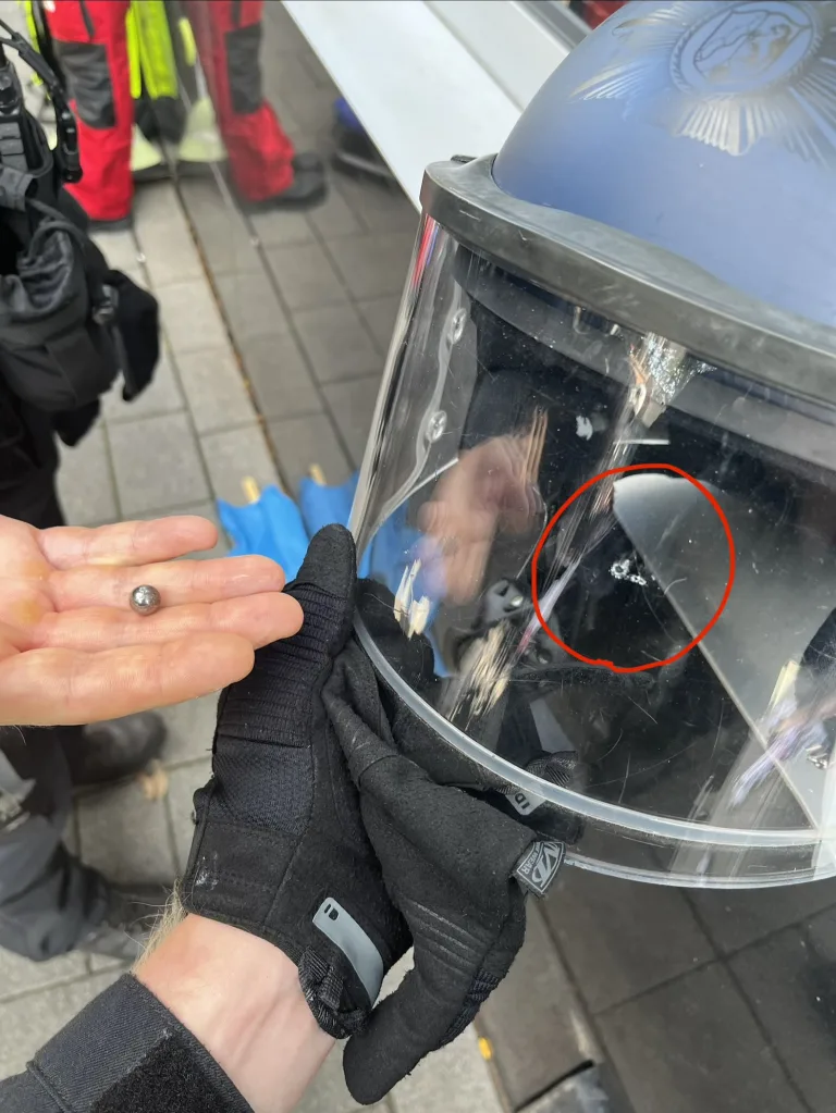 Köln – Elf Polizisten bei Angriffen während Versammlung verletzt