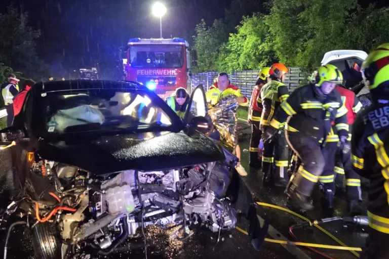 Bezirk Gmunden – Sechs Schwerverletzte nach Unfall auf B145