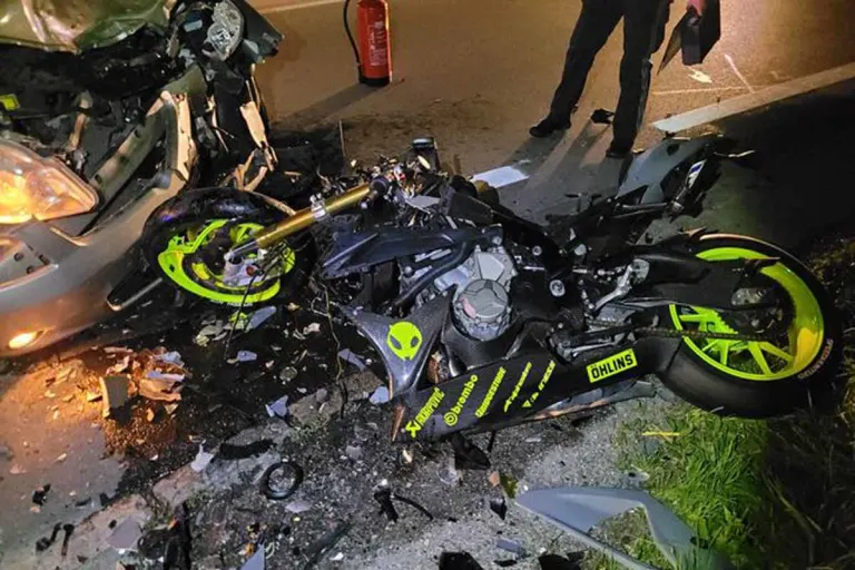  Schwerer Unfall in Gunskirchen - Biker fliegt bei Kollision mit Pkw in den Wald