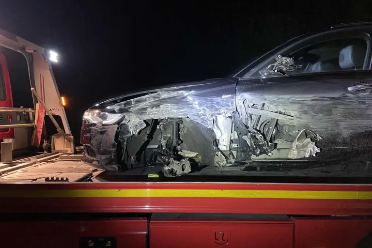 Lenzburg AG -  Audi kracht mehrmals gegen Autobahneinrichtung auf der A1