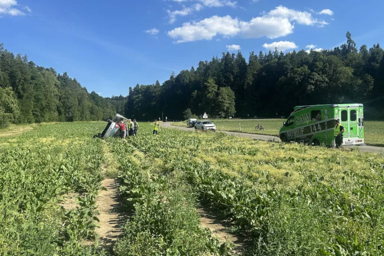 Unfall in Lenzburg AG – Auto überschlägt sich bei Ausweichmanöver
