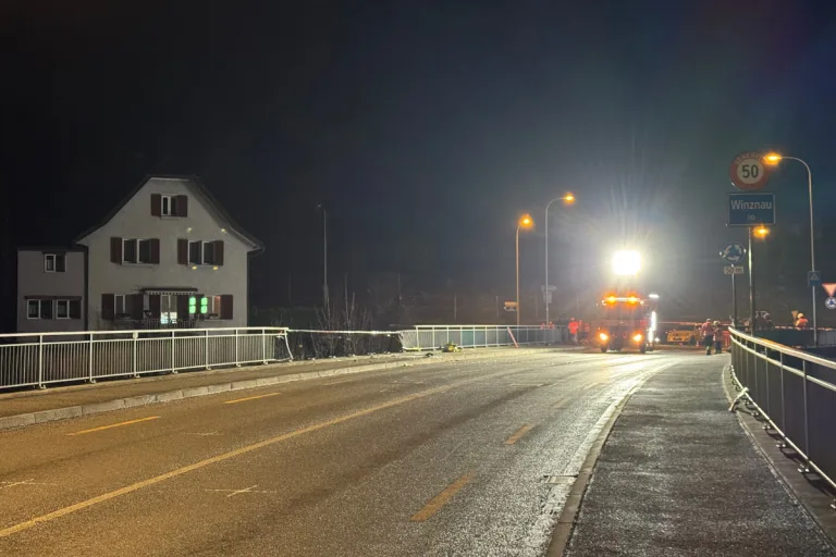 Winznau SO – Lastwagen stürzt bei Unfall von Brücke in die Aare