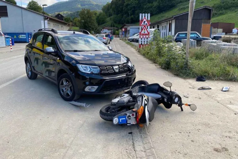 Reigoldswil BL - Junger Rollerfahrer kollidiert mit Auto