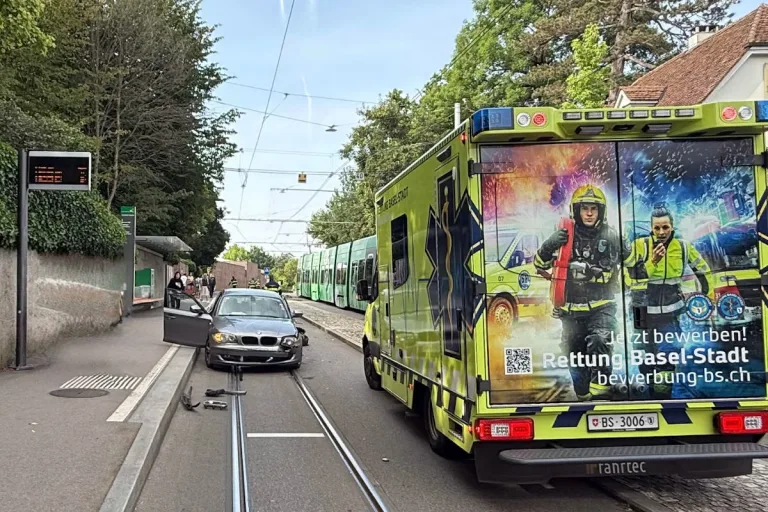 Unfall in Riehen – Autofahrer kollidiert mehrmals auf Gegenfahrbahn