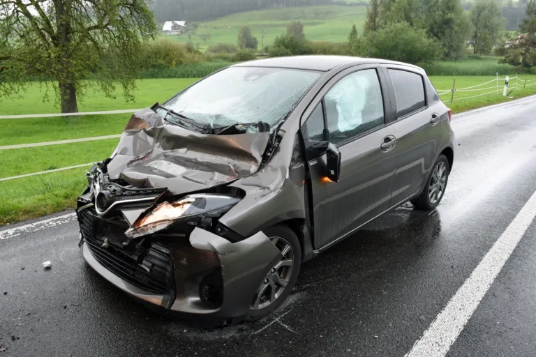 Menznau LU - Streifkollision von zwei Lastwagen löst weitere Unfälle aus