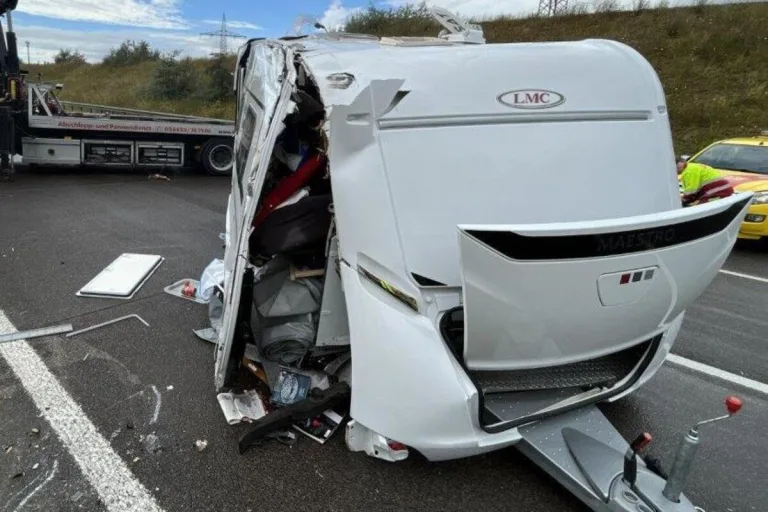 A4 Richtung Frankfurt - Wohnanhänger während der Fahrt gelöst