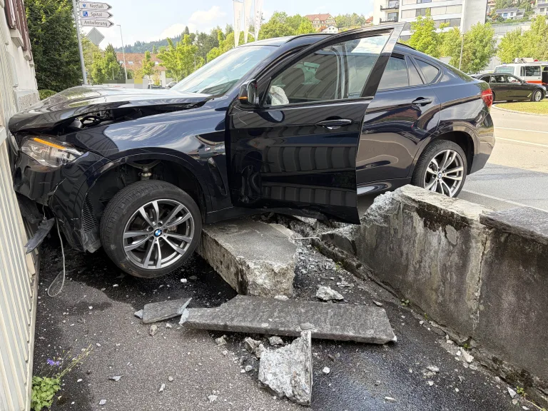 Kaltbrunn SG – Autofahrer flüchtet vor Polizei und verunfallt