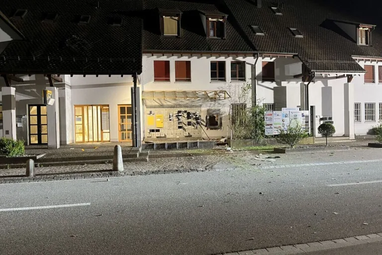 Ettingen BL - Erheblicher Sachschaden nach Sprengung eines Geldautomaten