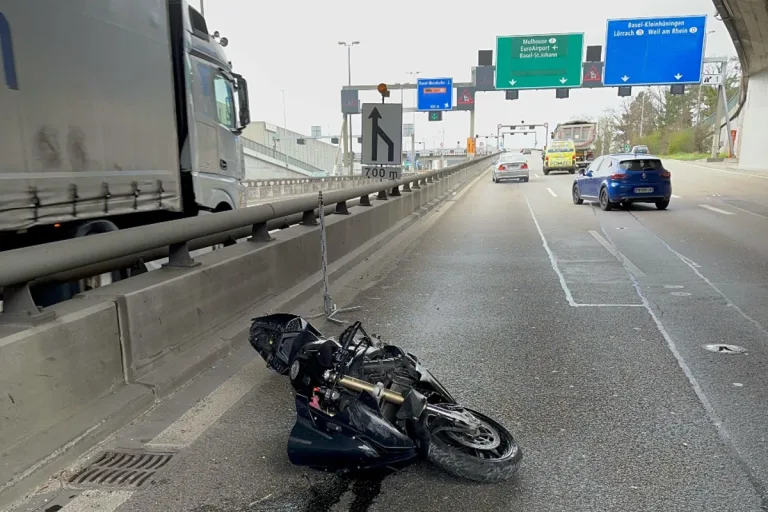 Basel - Motorradfahrer nach Unfall auf der A2 schwer verletzt