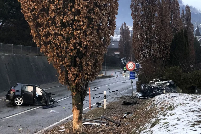 Epagny FR - Auto bricht nach Aufprall auseinander!