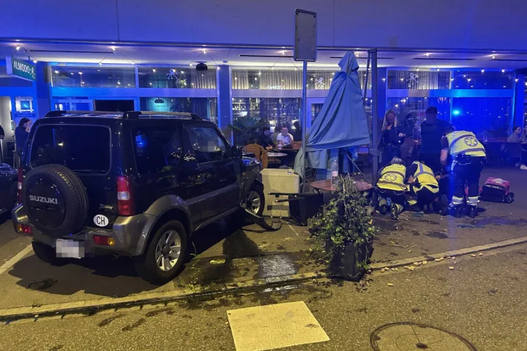 Baden AG - 86-Jähriger verliert Kontrolle über Suzuki und prallt in Betonblock - zwei Frauen in angrenzender Bar verletzt