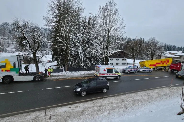 Unfall in Ellmau – Sattelauflieger reißt Bushaltestelle um
