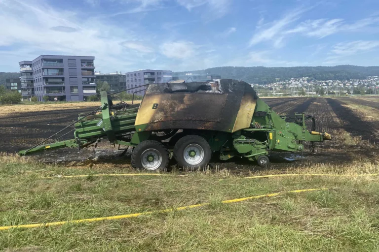 Spreitenbach AG – Ballenpresse in Brand geraten