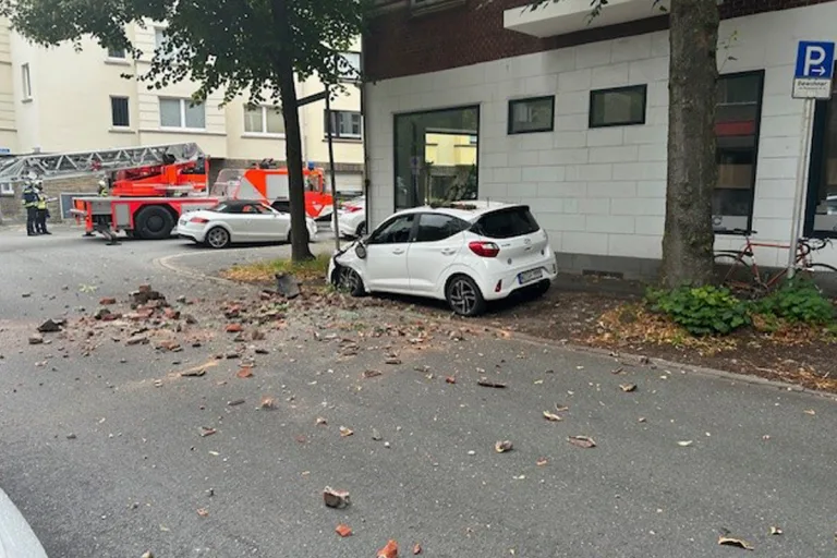 Witten NW – Sturz von Kaminkopf auf Pkw
