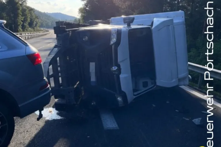 Unfall auf der A2 bei Pörtschach – Auto mit Anhänger kippt um