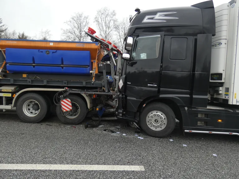 A27 Hagen im Bremischen – Fahrzeugführer und Kind verletzt – stundenlange Sperrung