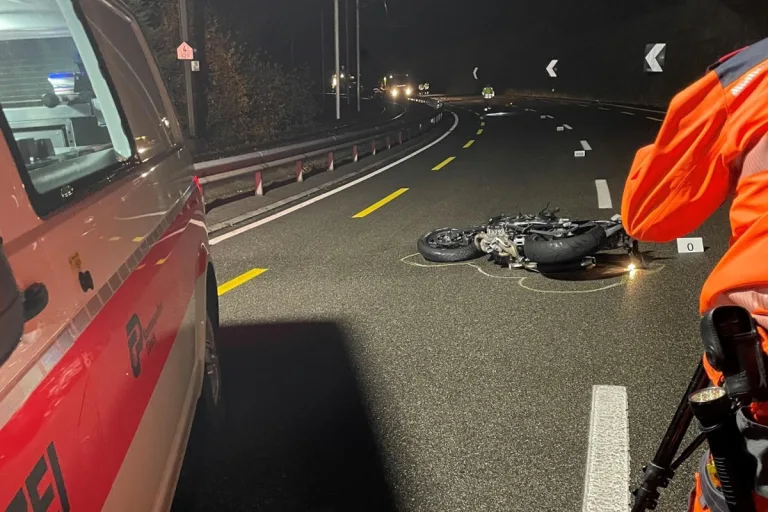 Drama in Langnau am Albis ZH - Sihltalstrasse nach tödlichem Motorradunfall gesperrt