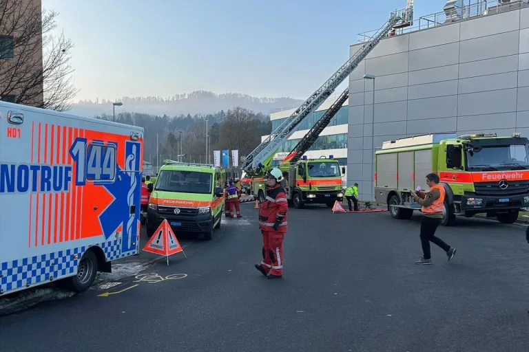 Adliswil ZH – Sieben Verletzte nach Brand in Garagenbetrieb