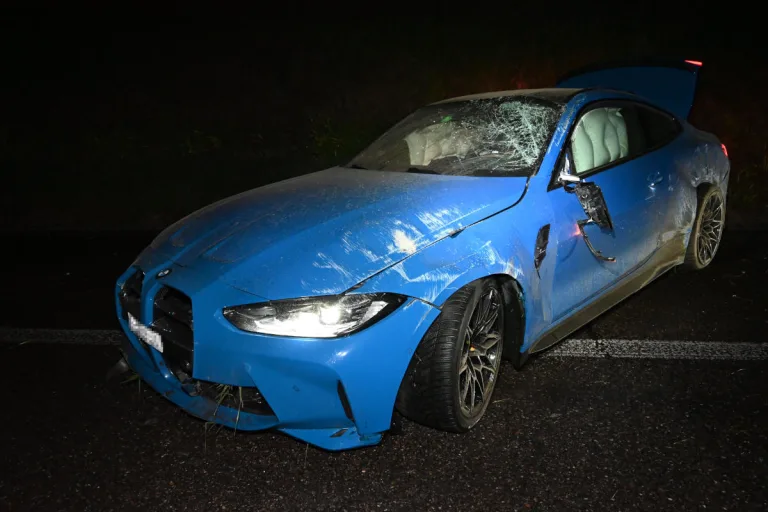 Au SG - Selbstunfall mit Auto auf Autobahn
