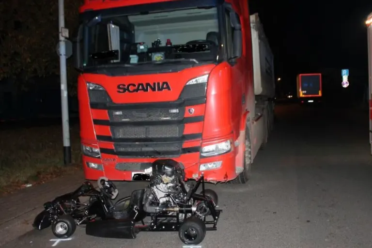 Jüchen - Mit einem umgebauten Kart gegen LKW geprallt
