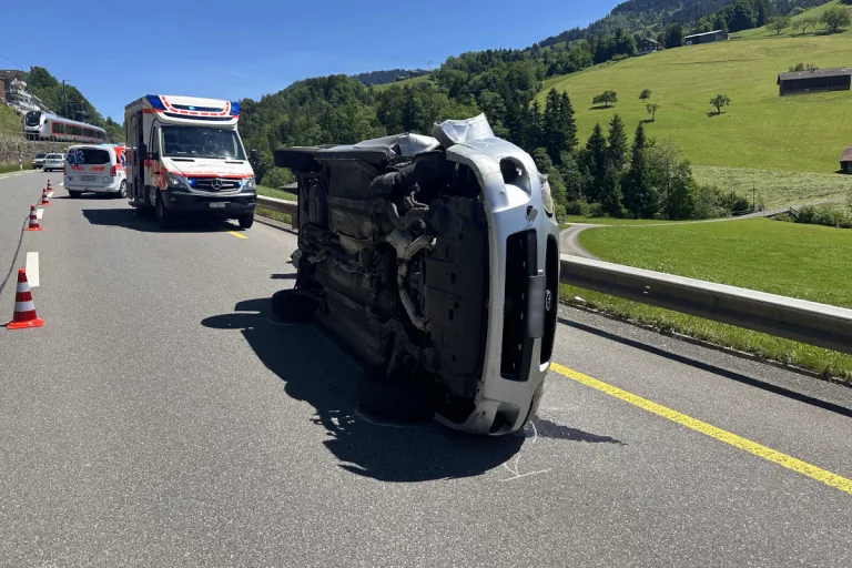 Unfall in Sattel SZ – Auto nach Kollision umgekippt