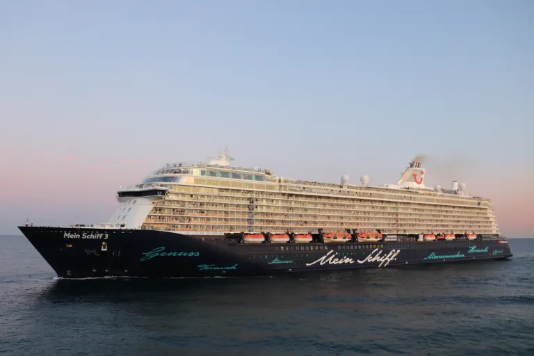 Bremerhaven – Kreuzfahrtschiff kollidiert mit Containerschiffen