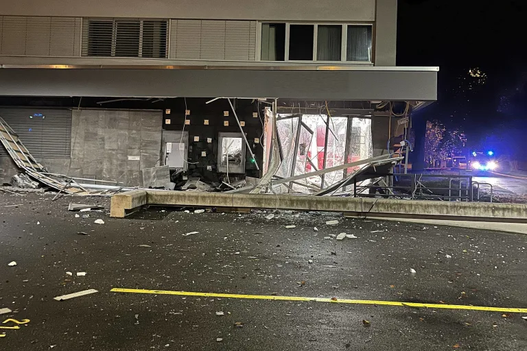 Aesch BL – Unbekannte brechen zwei Bankomaten auf – grosser Sachschaden