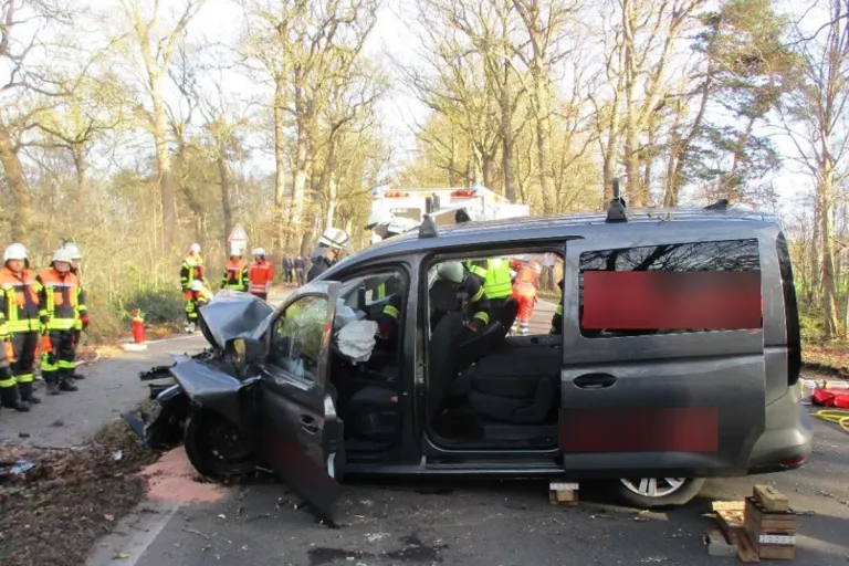 B74 Bremervörde NI – Zwei Schwerverletzte bei Kollision mit Baum