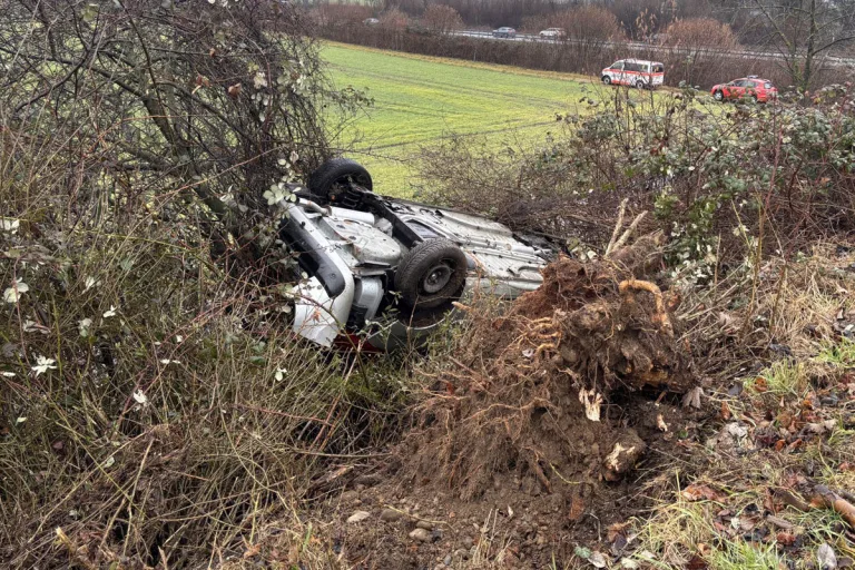 Augst BL – Lenkerin nach Selbstunfall verletzt