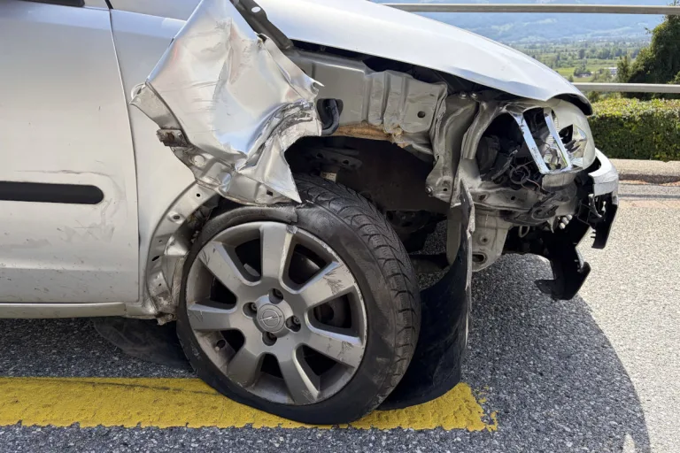 Uznach SG – Fahrunfähiger Lenker verursacht Unfall