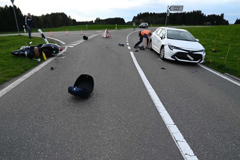 Waldkirch SG - 17-jähriger Rollerfahrer bei Unfall verletzt