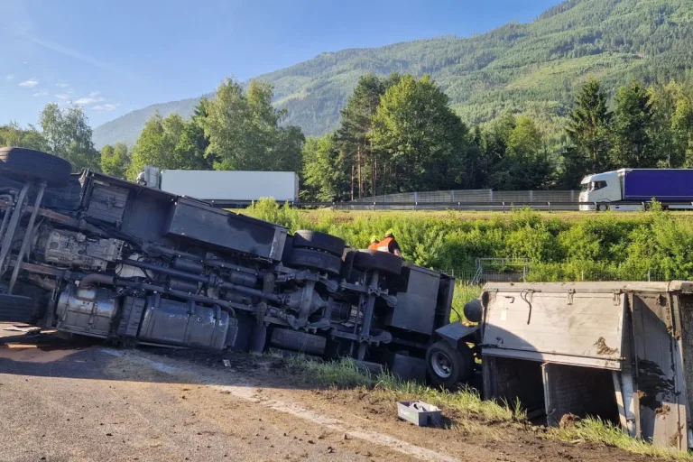 Schwerer Unfall mit Tiertransporter auf A9 bei Rottenmann